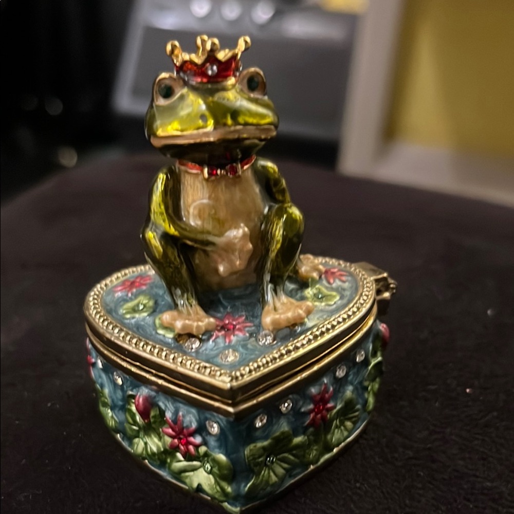 Things Remembered Frog Trinket Box with Crown